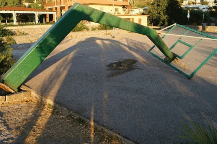 Θρήνος για τον 19χρονο που καταπλάκωσε η μπασκέτα στη Χίο: Συγκλονίζουν ο πατέρας και ο παππούς του – Βίντεο